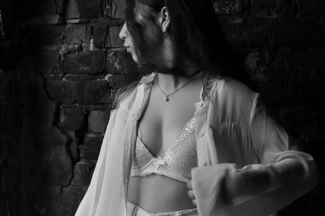 Bra Under Clothing: How to Choose for the Cut, Neckline and Fabric