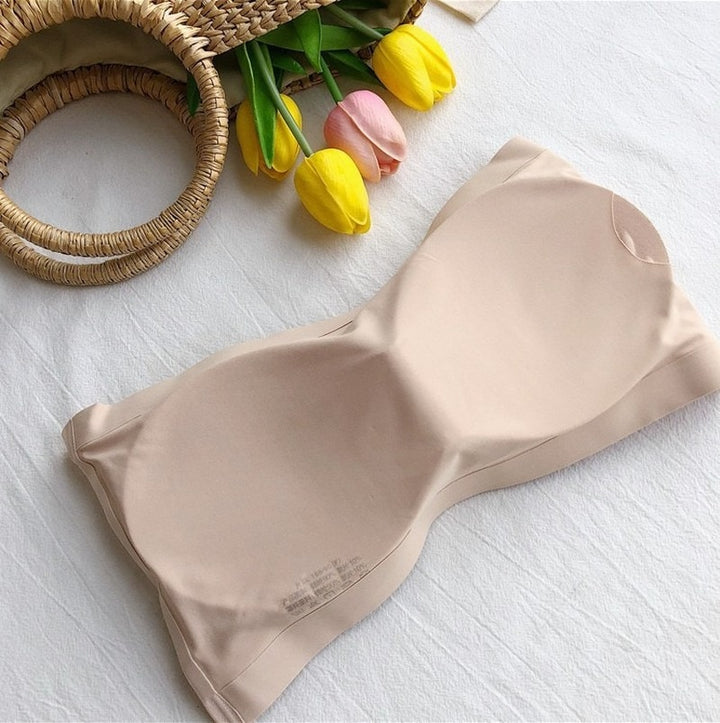 Seamless self-supporting bra