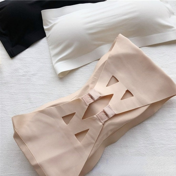 Seamless self-supporting bra