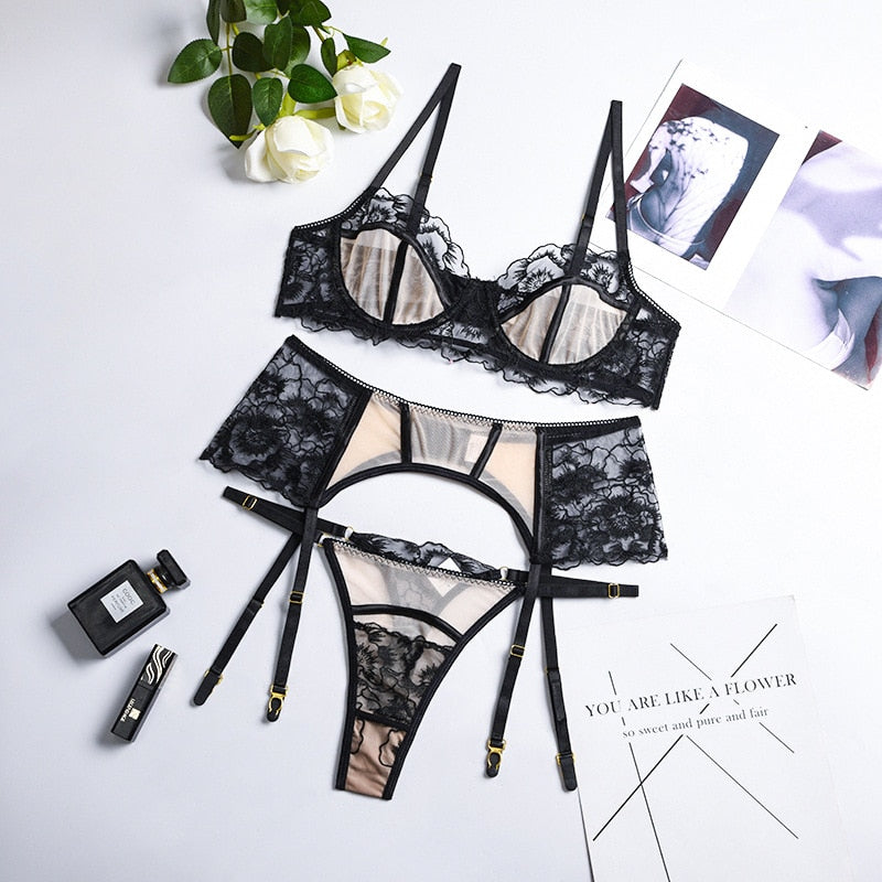 Elegant 3-piece lingerie set with lace